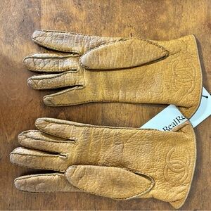 CHANEL Tan Leather Gloves with Embossed CC Logo